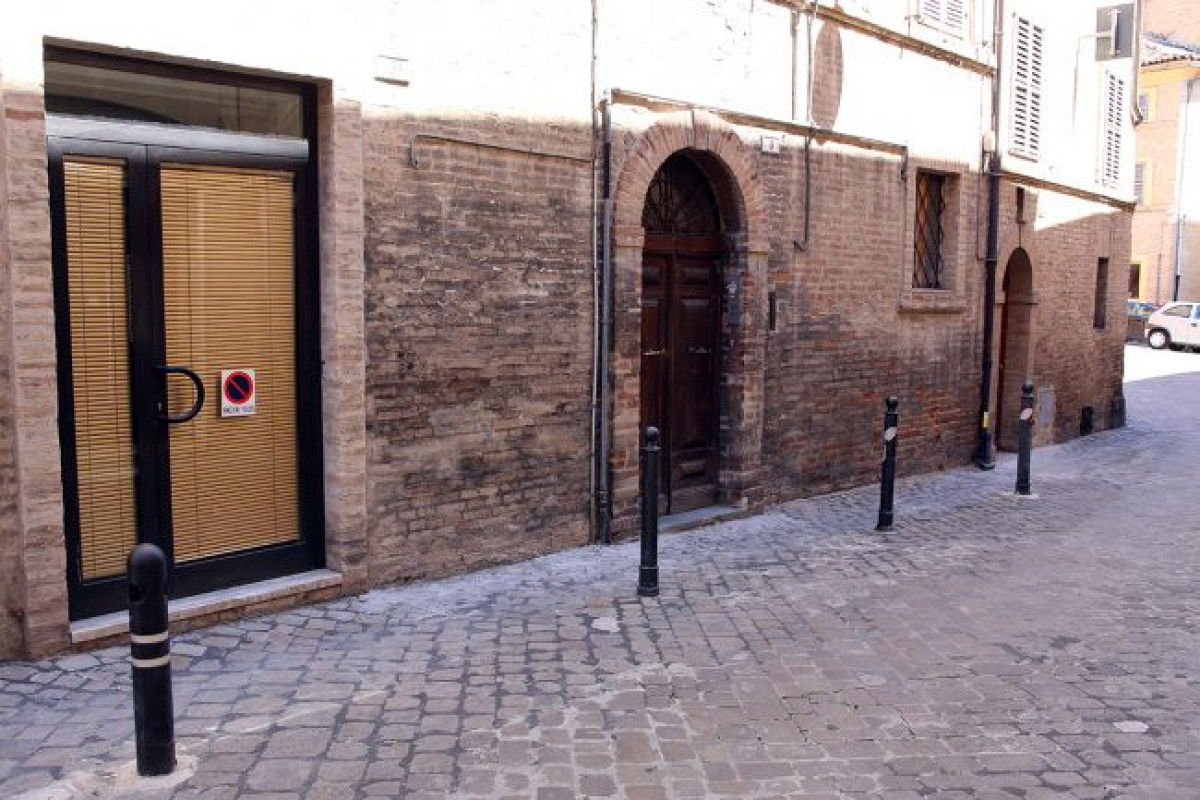 Sentenza Tar Campania 1255/2019: paletti anti sosta possono essere installati dal Condominio solo presentando la DIA